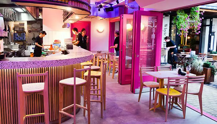 Roze gevel van restaurant Club Mexicana in Londen