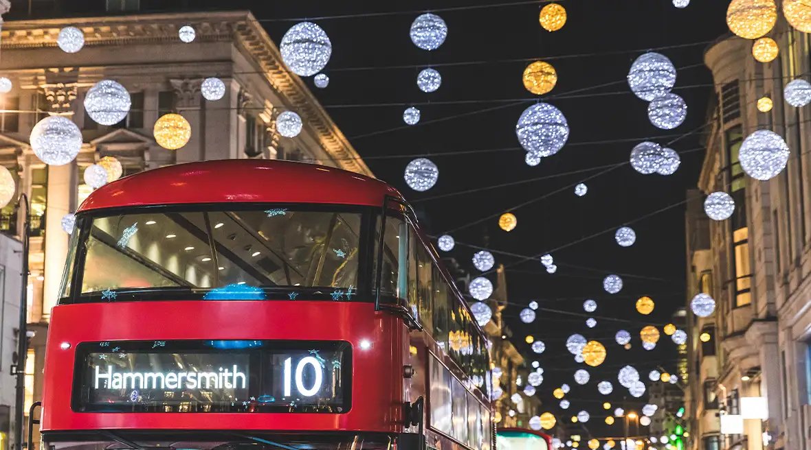 Un bus à impériale rouge dans une rue illuminée de Londres