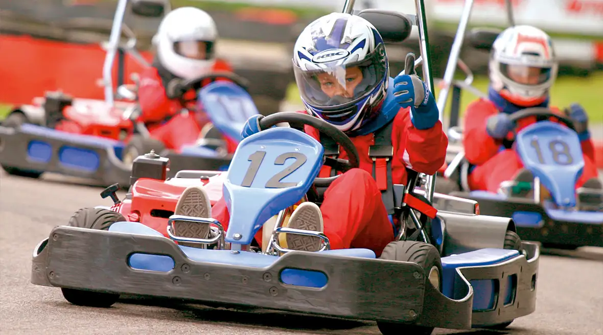 Je kunt met de hele familie de strijd aangaan op de mooie outdoor kartbaan van Buckmore Park.