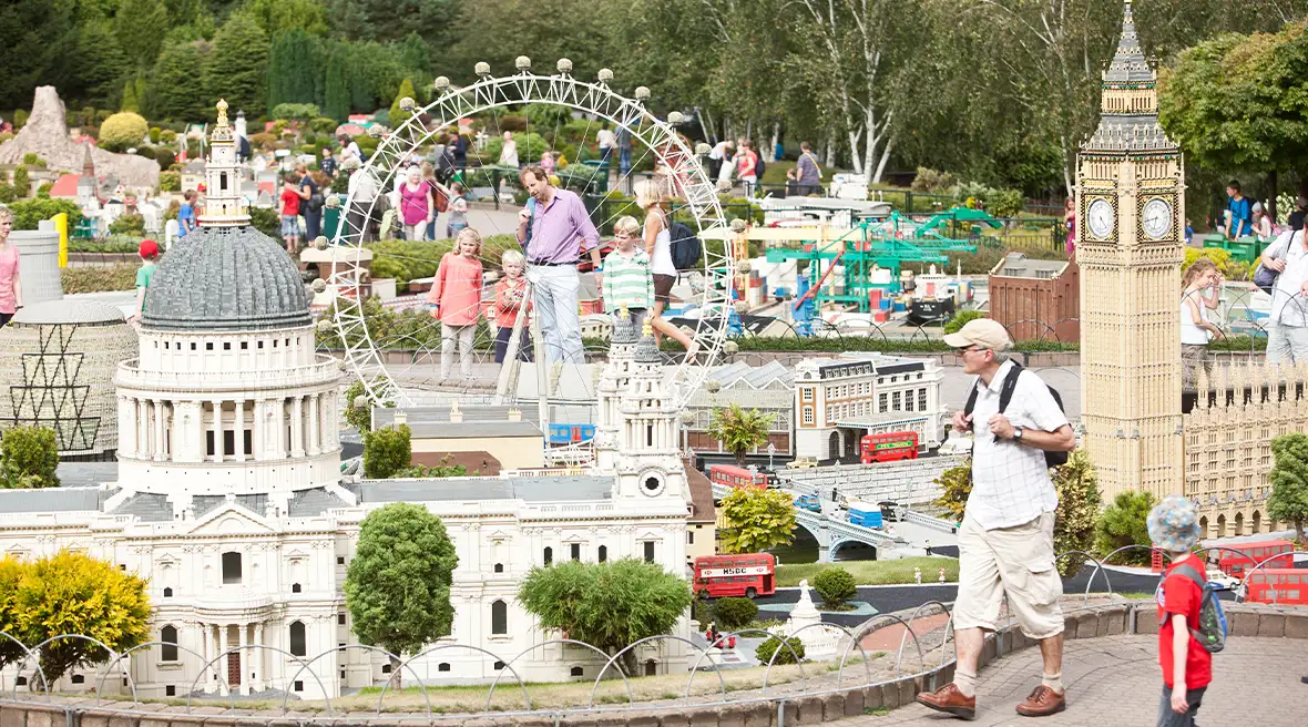 Legoland heeft niet alleen gave attracties maar ook Miniland, een soort Madurodam van Lego.