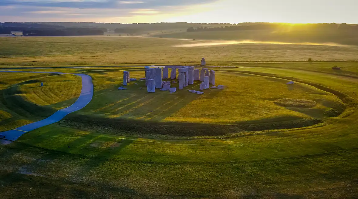 Lever de soleil sur le cercle de pierres de Stonehenge