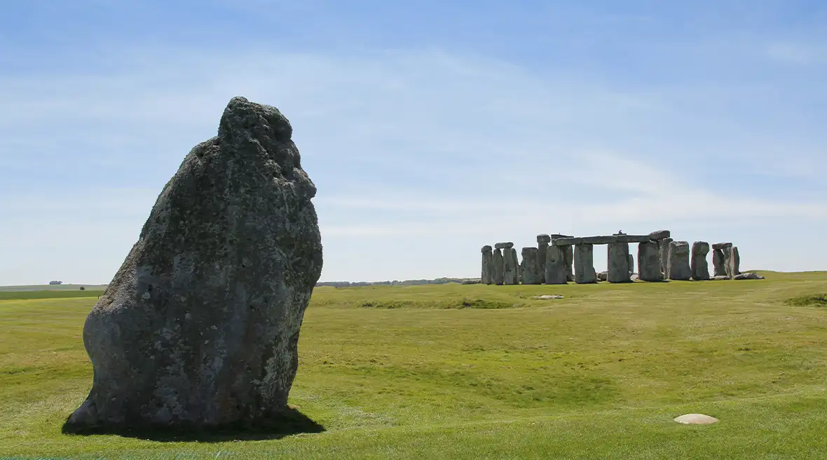 Le cercle de pierres de Stonehenge sous un ciel bleu
