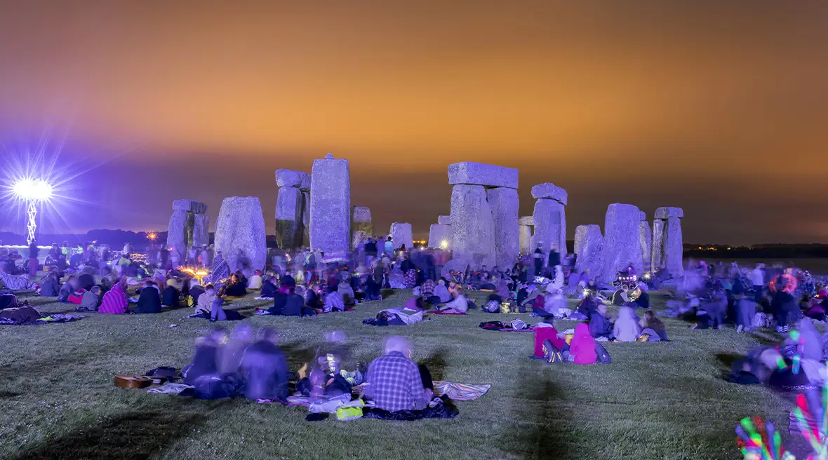 Des personnes assistant au solstice d’été à Stonehenge