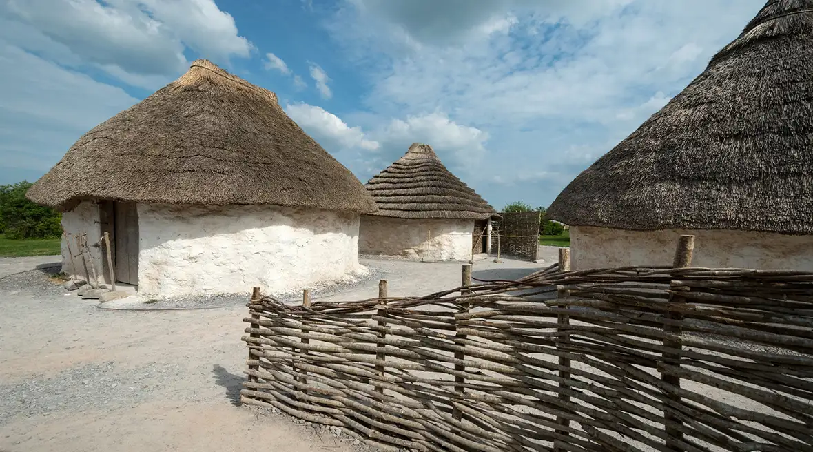 Les maisons préhistoriques reconstituées au village de Stonehenge