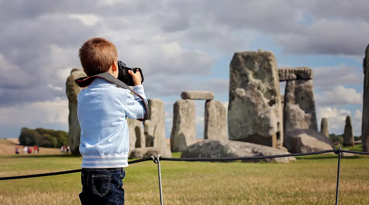 Un petit garçon devant le site de mégalithes de Stonehenge