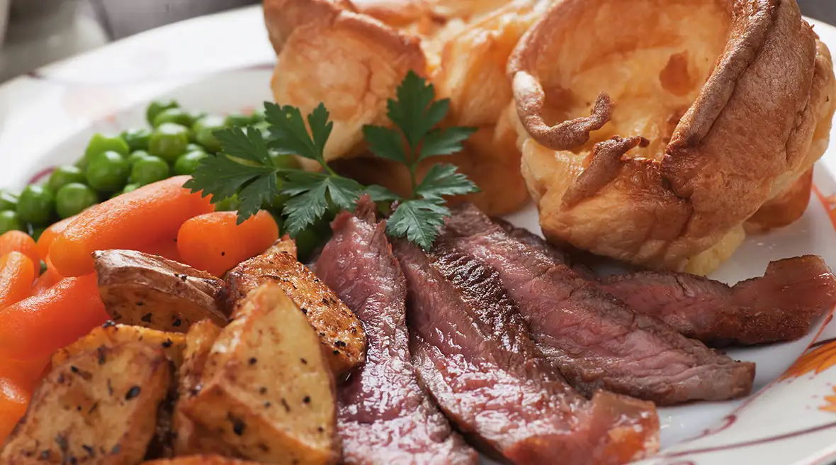 Le rôti du dimanche anglais servi avec des légumes et un jus de viande