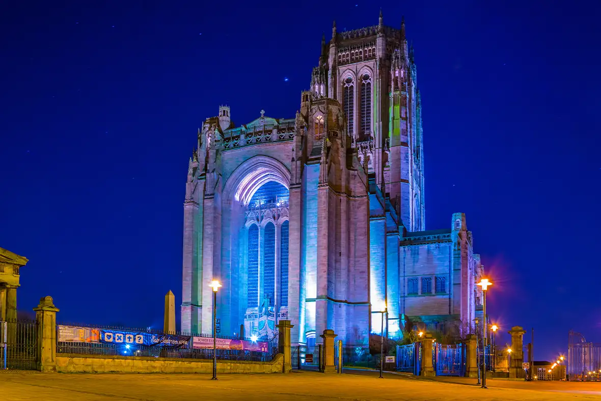 La cathédrale anglicane de Liverpool à la tombée de la nuit