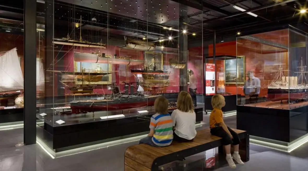 museumexpositie met modellen van historische schepen in vitrines.